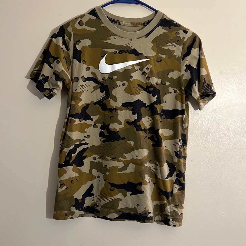 Nike tee - camouflage- youth large